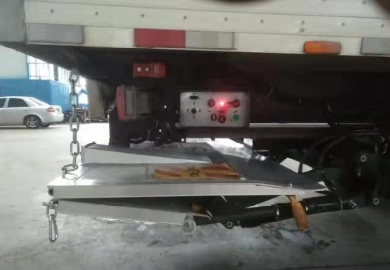 滑(hua)動折疊式汽(qì)車尾闆