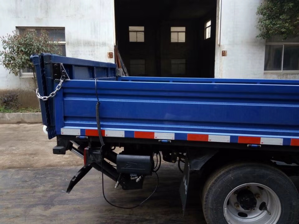 折(shé)疊式汽車尾闆(pǎn)