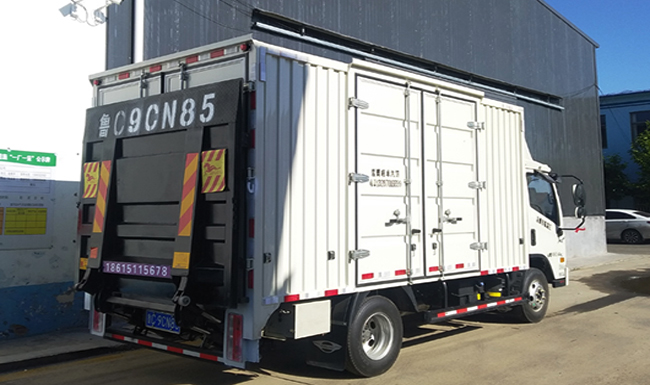 頂(ding)梁柱汽車升(shēng)降尾闆優點(dian)分析