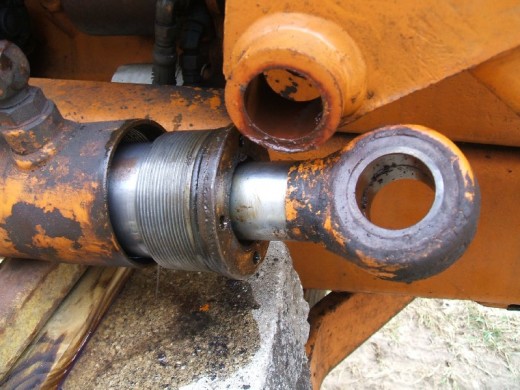 裝(zhuang)載機活(huó)塞杆的(de)拆卸步(bù)驟拆下(xia)密封件(jiàn)圖