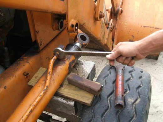 裝載(zai)機活塞(sāi)杆的拆(chai)卸步驟(zhòu)釋放壓(ya)力圖