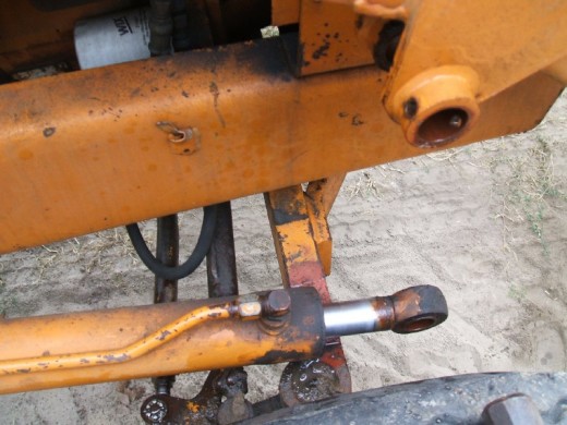 裝(zhuang)載機活(huó)塞杆的(de)拆卸步(bù)驟在木(mu)塊上支(zhi)撐圖