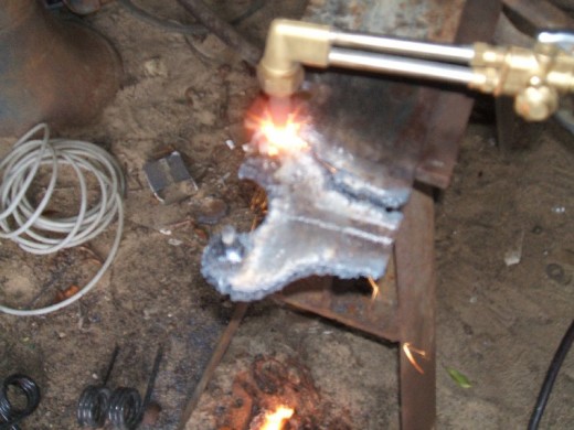 裝(zhuang)載機活(huó)塞杆的(de)拆卸步(bu)驟制作(zuò)擰開壓(ya)蓋的工(gōng)具圖