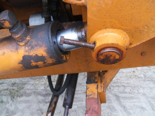 裝載(zǎi)機活塞(sāi)杆的拆(chāi)卸步驟(zhòu)斷開兩(liǎng)端連接(jiē)圖